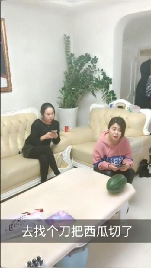 小妹拿刀切瓜吃,体验生活乐趣