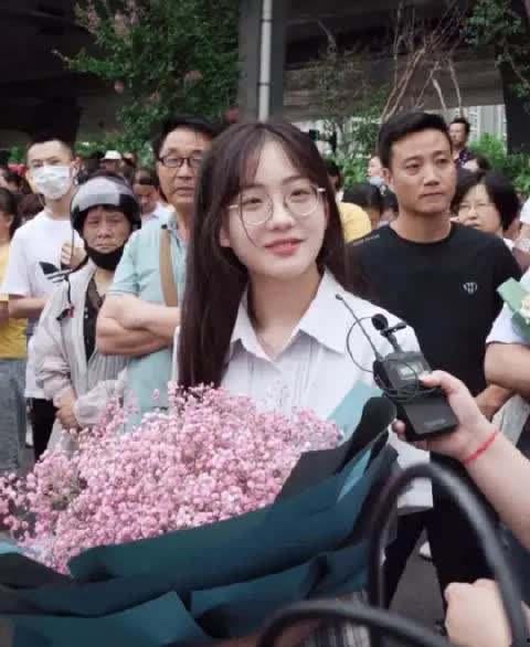 吃高考送花女孩瓜,揭秘校园里的温馨一幕
