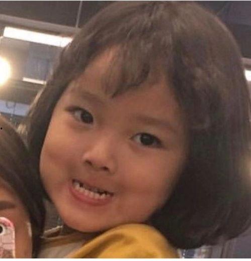 女子现场吃瓜图片